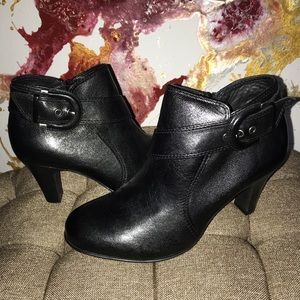 New 7.5 Naturalizer Leather Black Buckle Booties